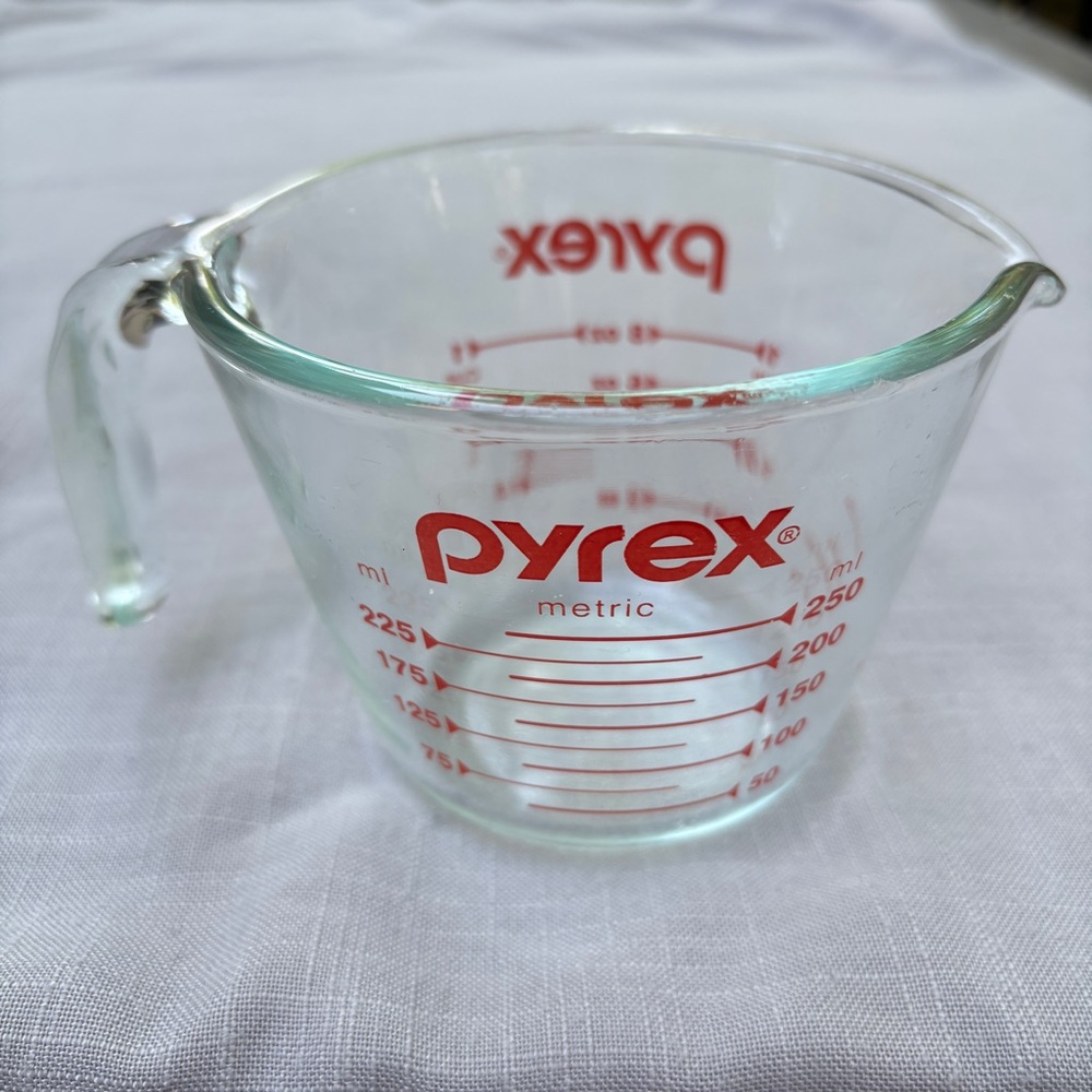 Vtg Pyrex USA 1 Cup 8 Oz 250 ml Glass Measuring Cup Red Letters #18